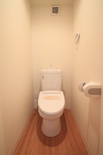 Toilet. Same building ・ It is a photograph of another room.