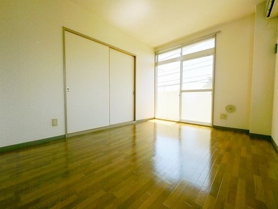 Other room space. Same type of room image