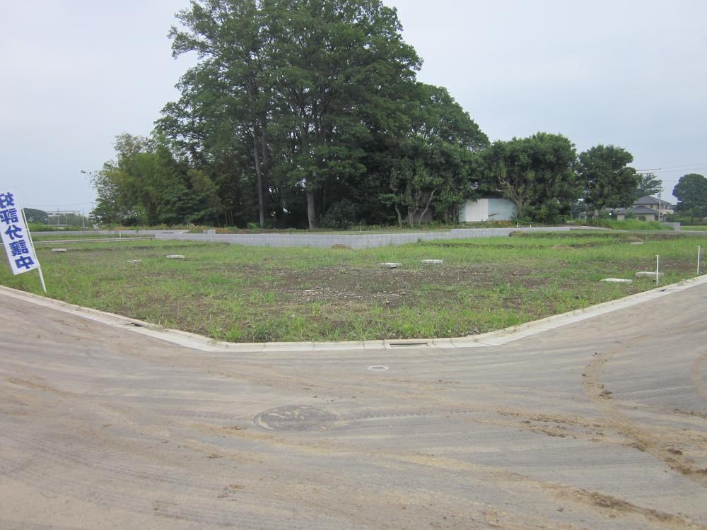 Local land photo. Front road spacious! Happy to parking!