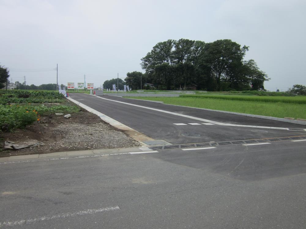 Local photos, including front road. The entrance is also spacious!