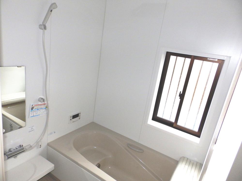 Bathroom.  [bathroom] Less hot water for a long time cold wrapped comfortably warmth. Comfortable necessity even coming home dad slowed. (December 2013 shooting)