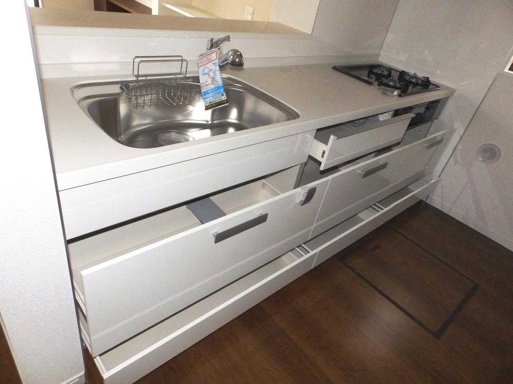 Kitchen.  [kitchen] Cookware, of course, Kitchen slide housed the ingredients of the stock the like are also plenty as far as it will go. (December 2013 shooting)