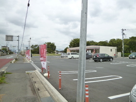 Convenience store. 550m to Seven-Eleven (convenience store)