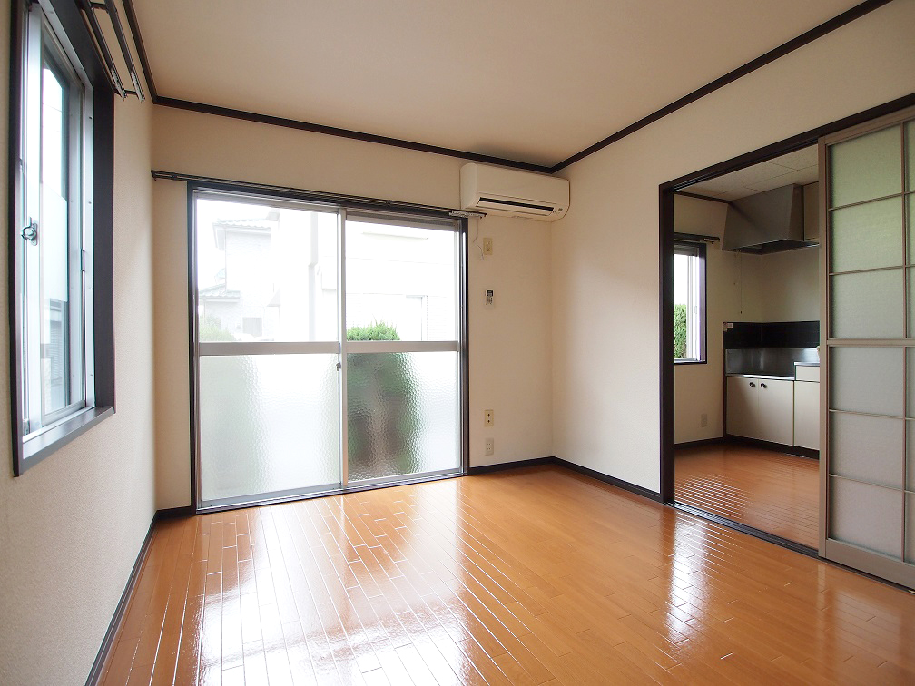 Living and room. Corner room two-sided lighting! Day is good ☆