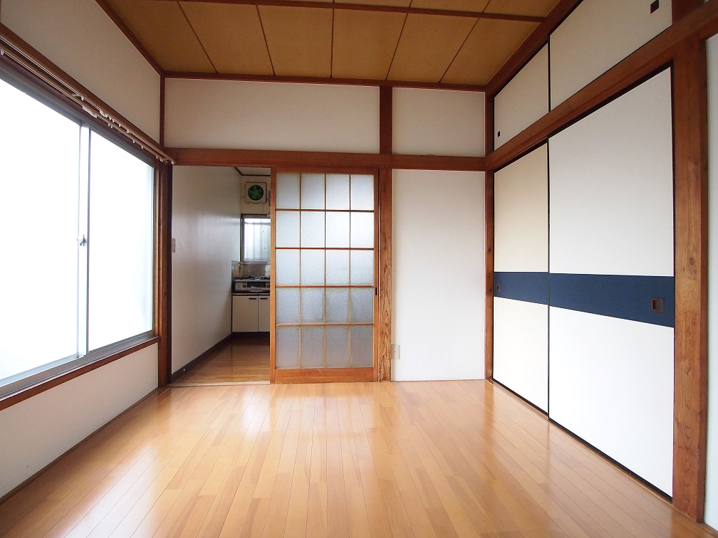 Other room space. Large windows with a Western-style 4.5 Pledge