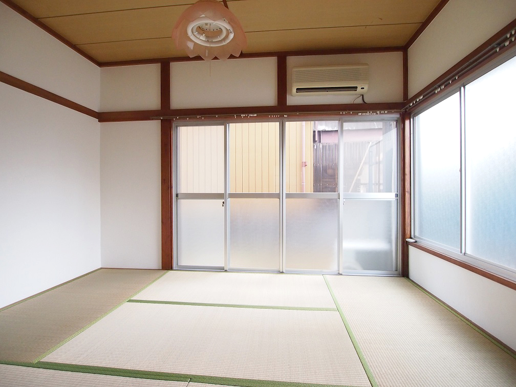 Living and room. It is a corner room dihedral lighting of the room