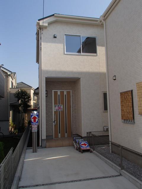 Local appearance photo. Local (11 May 2013) Shooting