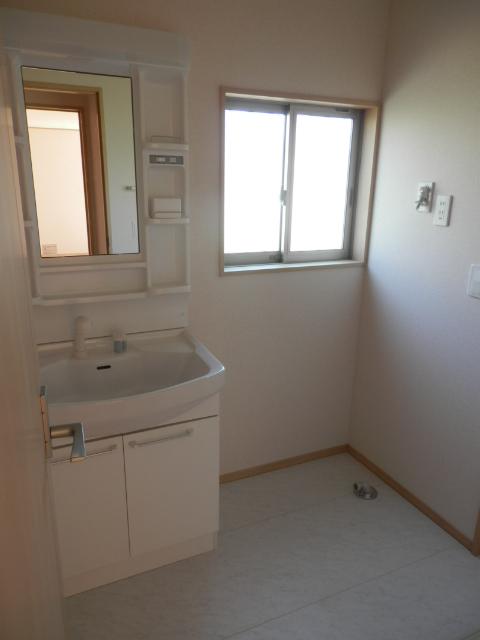 Wash basin, toilet. 7 Building site (December 2013) Shooting