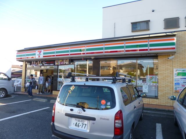 Convenience store. 330m to Seven-Eleven (convenience store)
