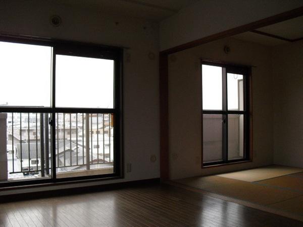 Living and room. Spacious living room