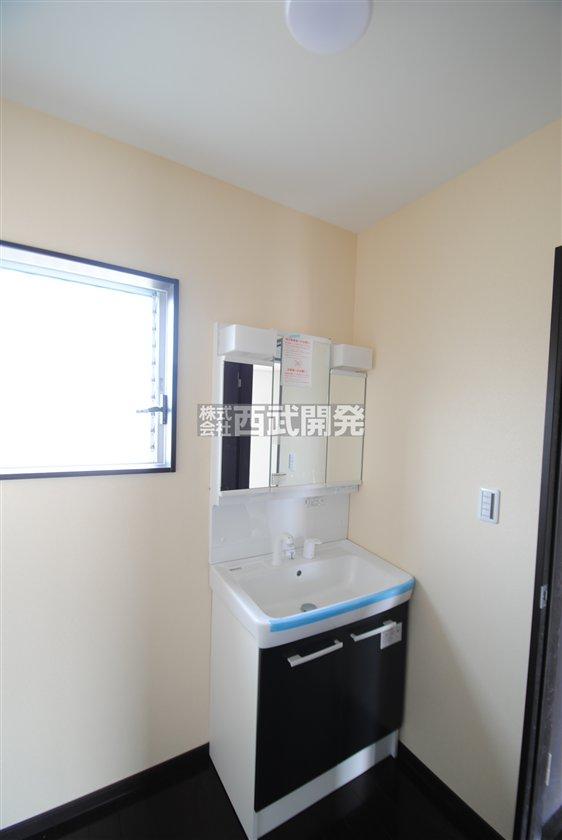 Wash basin, toilet. Indoor (September 2013) Shooting