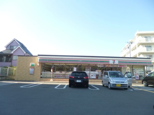 Convenience store. 380m to Seven-Eleven (convenience store)