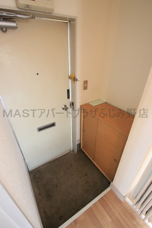 Entrance.  ■ Same apartment It is similar to photo