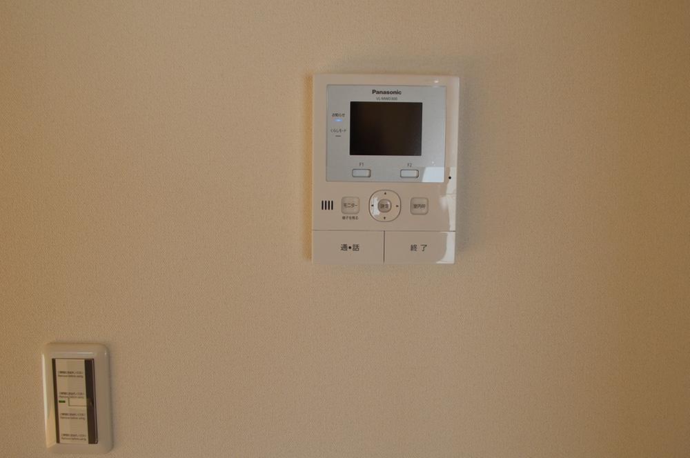 Other introspection. Intercom with TV monitor Pat is also crime prevention surface. 