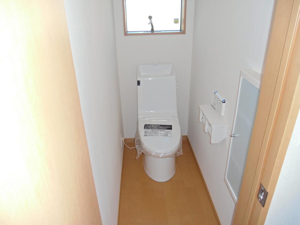 Toilet. There are also housed in the toilet, very convenient. 