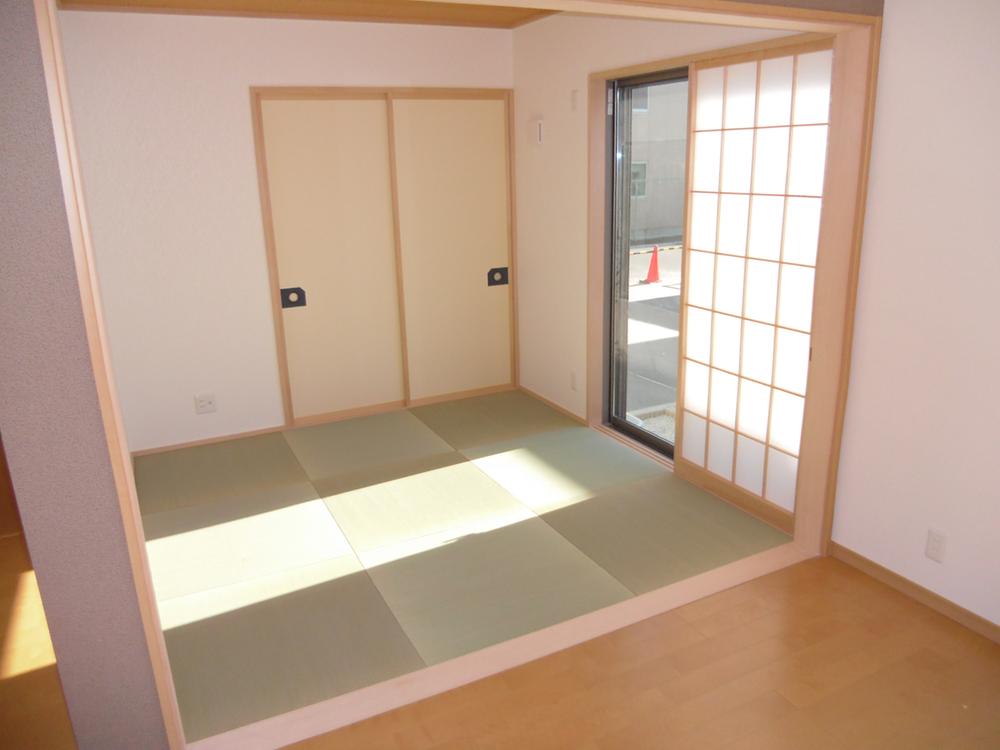 Non-living room. All day in Japanese-style room, It contains the light of the sun. 