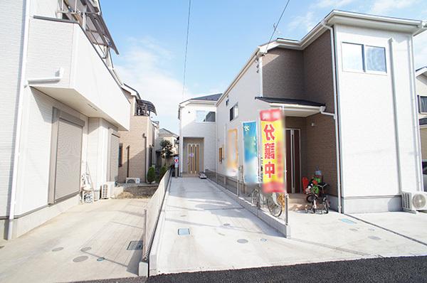 Local photos, including front road. Building 2