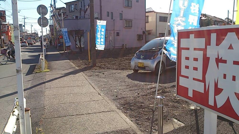 Local photos, including front road. Note: Our example of construction