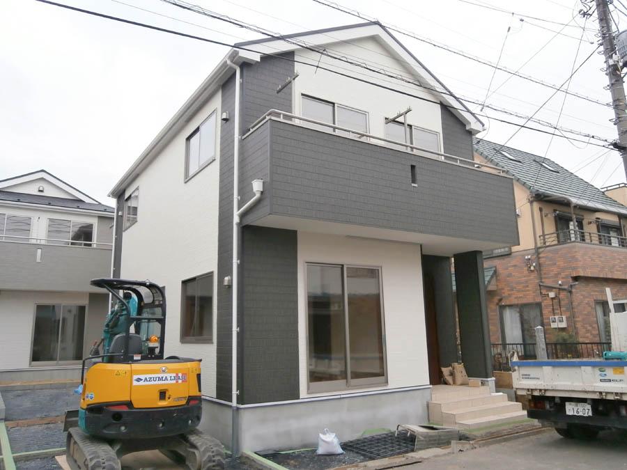 Local photos, including front road. We offer the same use the finished model house of this property. Please feel free to contact us.