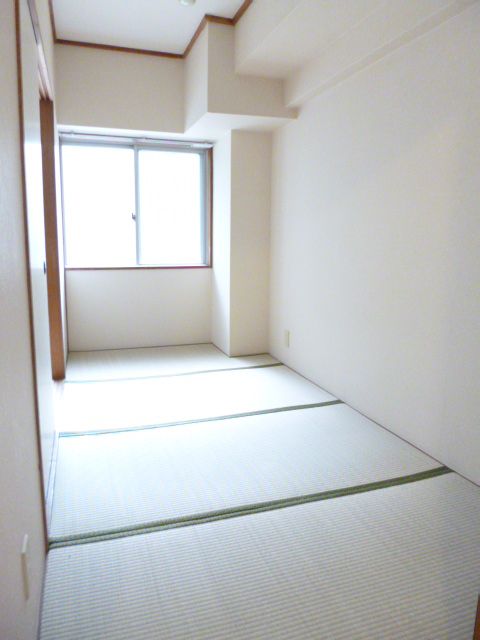 Living and room. Rooms perfect size to the bedroom