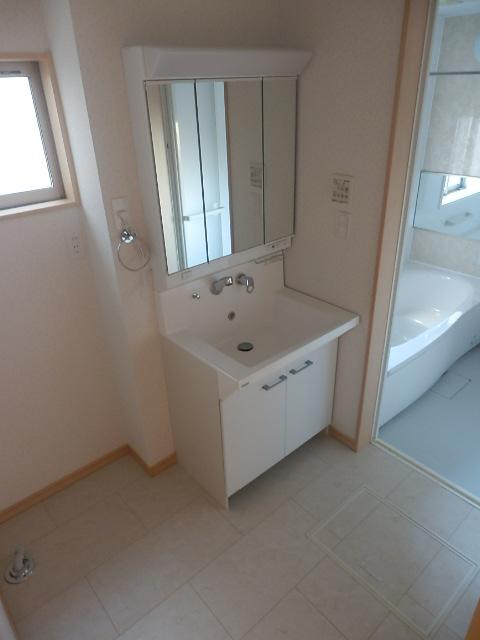 Wash basin, toilet. Indoor (11 May 2013) Shooting