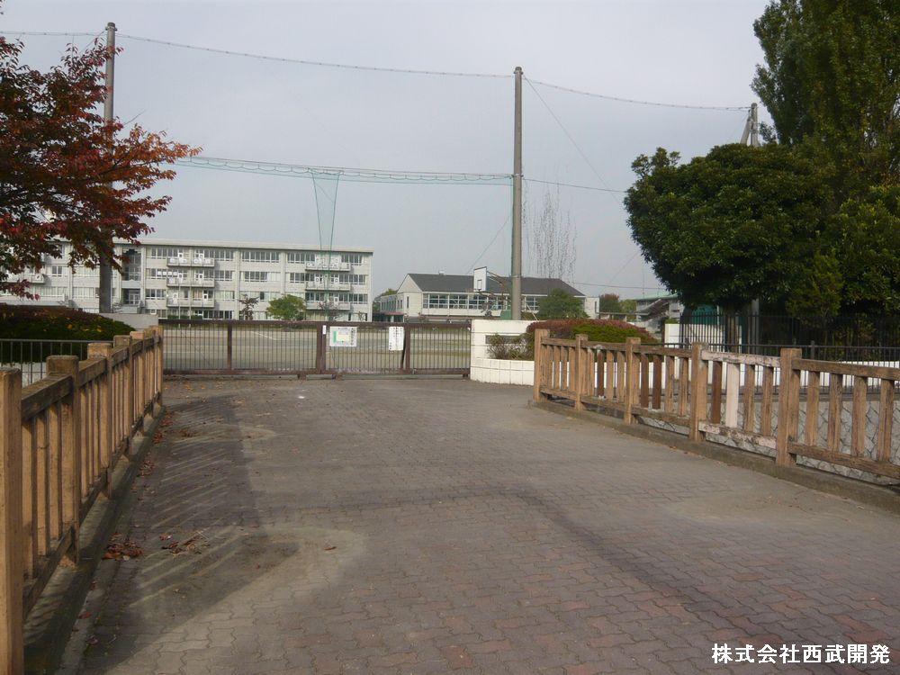 Junior high school. 800m to a large east-west junior high school
