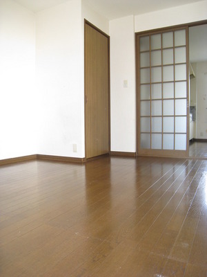 Living and room. Western-style 6 Pledge facing the balcony