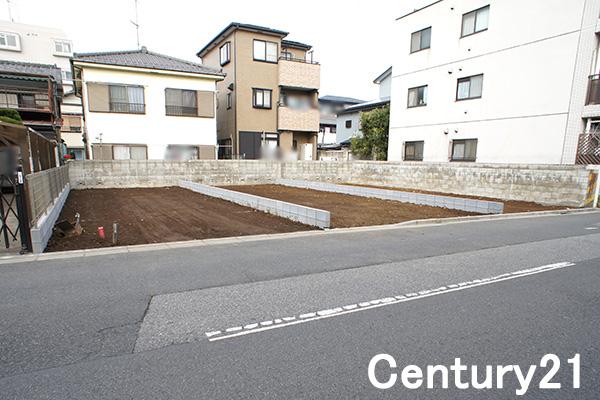 Local photos, including front road. 12 / 11 shooting Vacant lot