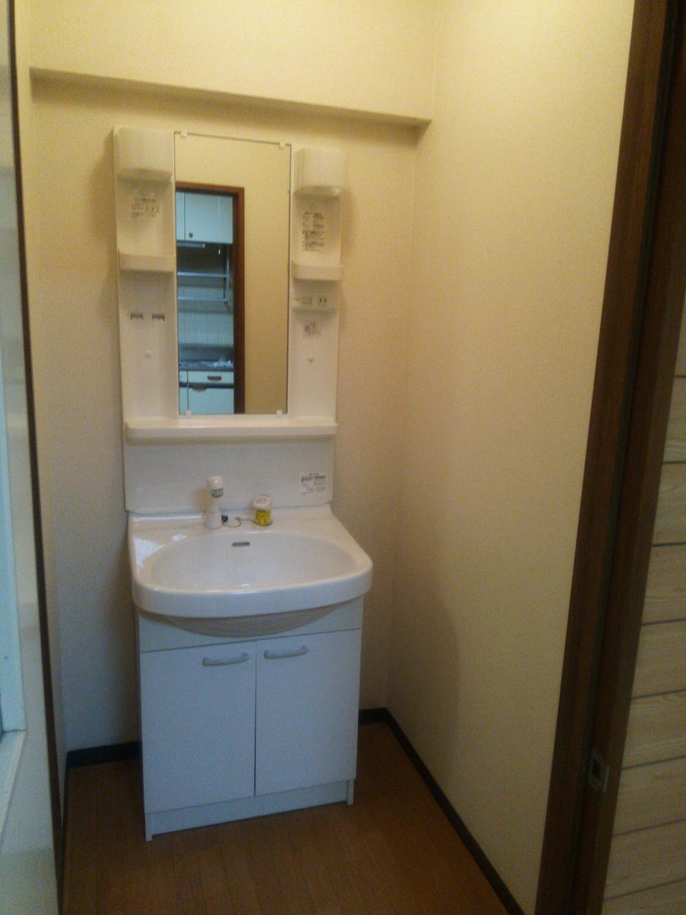 Wash basin, toilet. Indoor (12 May 2013) Shooting