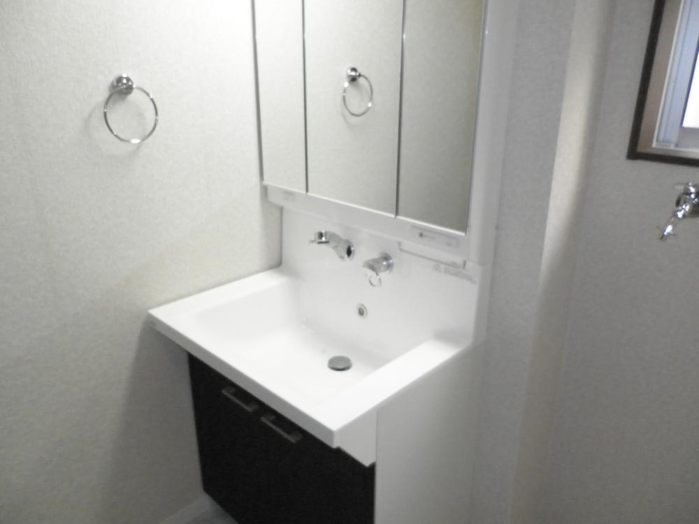 Wash basin, toilet. Indoor (11 May 2013) Shooting