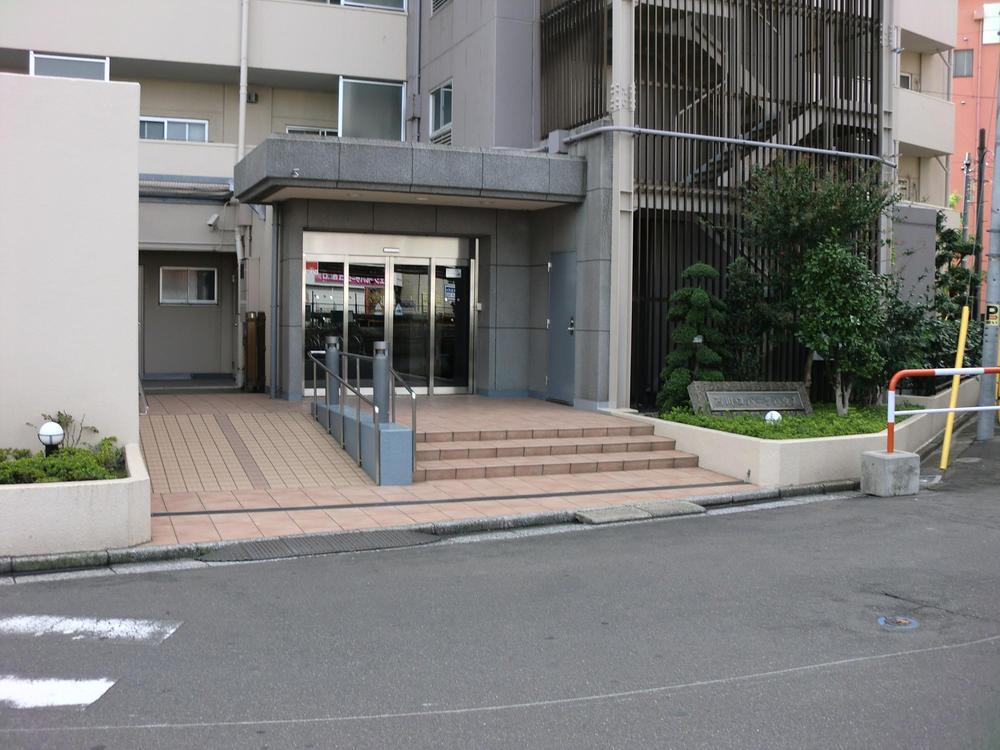 Entrance. Common areas