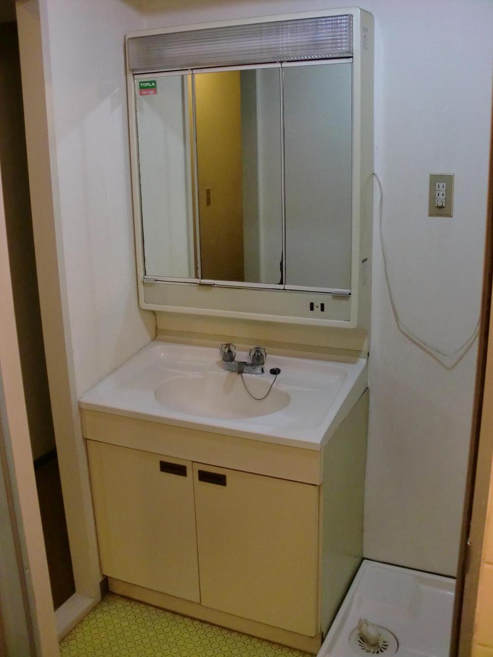 Wash basin, toilet. Indoor (10 May 2013) Shooting