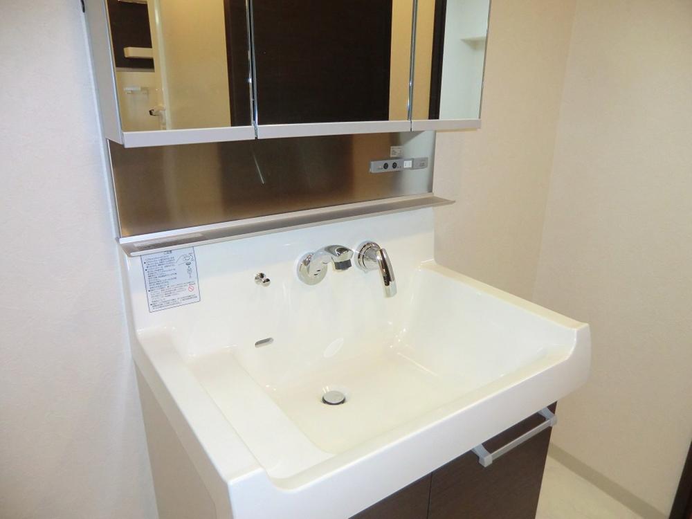 Wash basin, toilet