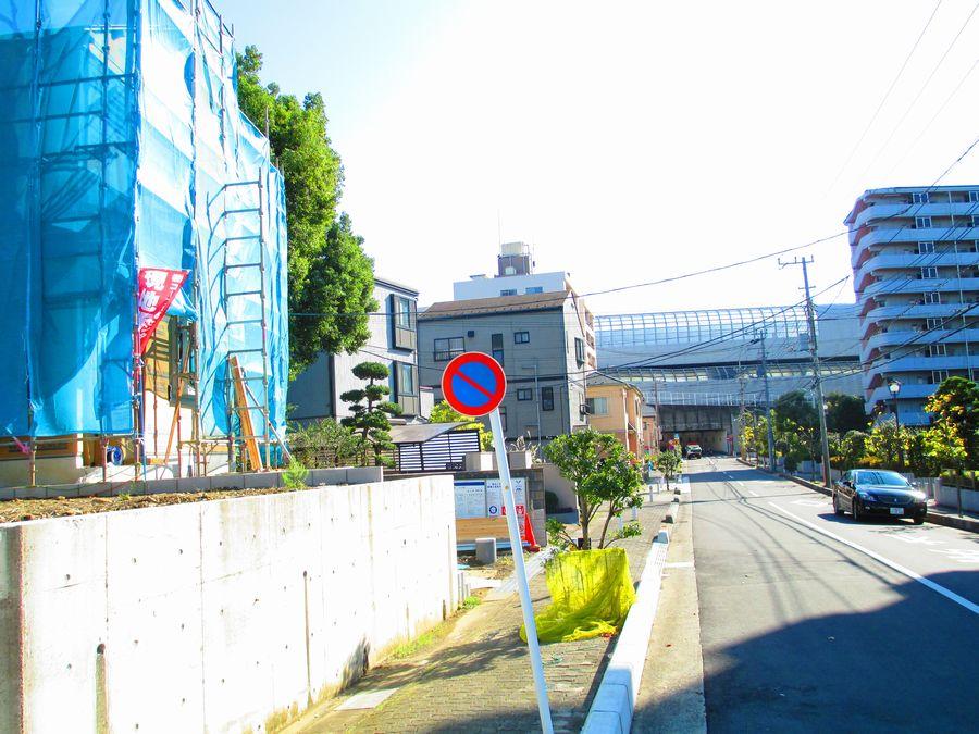 Local photos, including front road. Local (11 May 2011) Shooting