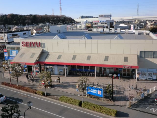 Supermarket. Seiyu to (super) 890m