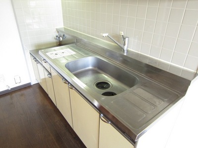 Kitchen. Ease dishes in the spacious sink