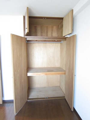 Living and room. There is Western-style housing