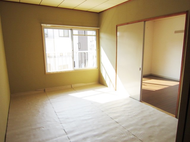 Living and room. Japanese-style room 6 quires, By day only sheet is peeled off before occupancy