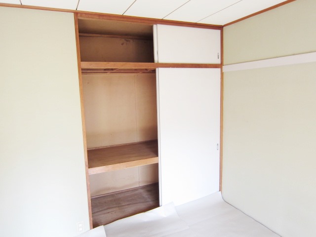 Receipt. Upper closet with storage