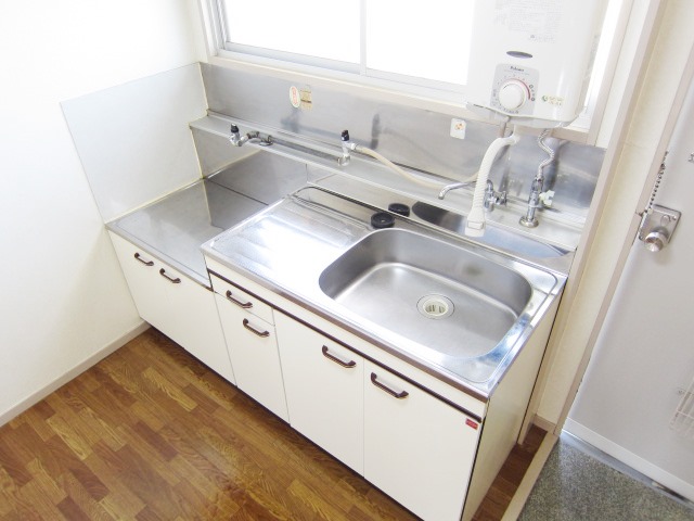 Kitchen. Instantaneous water heater with kitchen