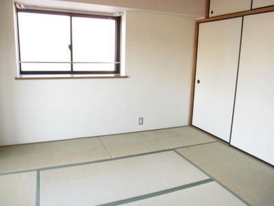 Living and room. The futon faction is recommended rooms