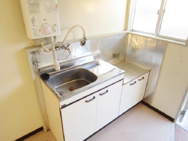 Kitchen. Gas stove installation Allowed, Yes ventilation window