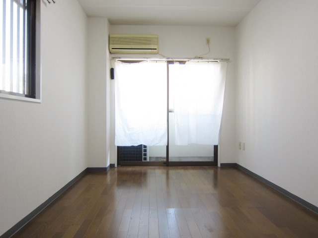 Living and room. Bright, facing east, Wind is also a good street.