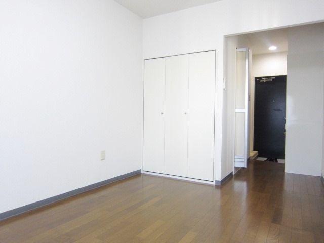 Living and room. You can clean the room to clean.