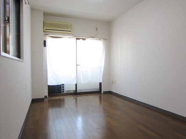 Living and room. In the east, In front parking lot.