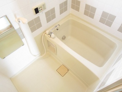 Bath. Pat ventilation have windows