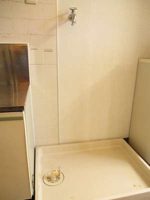 Other Equipment. Washing machine in the room is it's still useful ☆