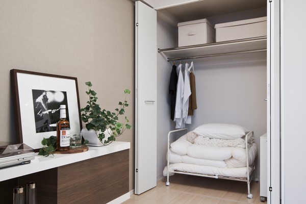 As much as possible to eliminate the dead space, In addition to clothing is abundantly Maeru "FUTON storage" of futon