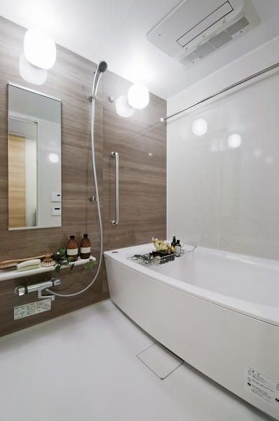 Directions to the model room (a word from the person in charge)