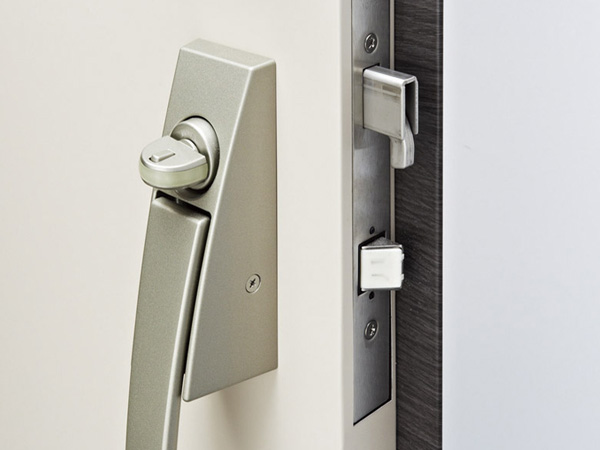 Security.  [Crime prevention thumb turn ・ Debt bolt lock with sickle] In order to prevent the incorrect lock from the outside using the instrument, And the thumb of the security specifications, Also has introduced a dead bolt lock with sickle showing high crime prevention against violence vandalism. (Same specifications)